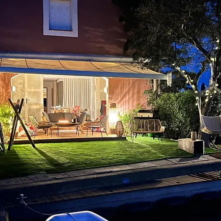 Les Pieds Dans L'eau Grimaud