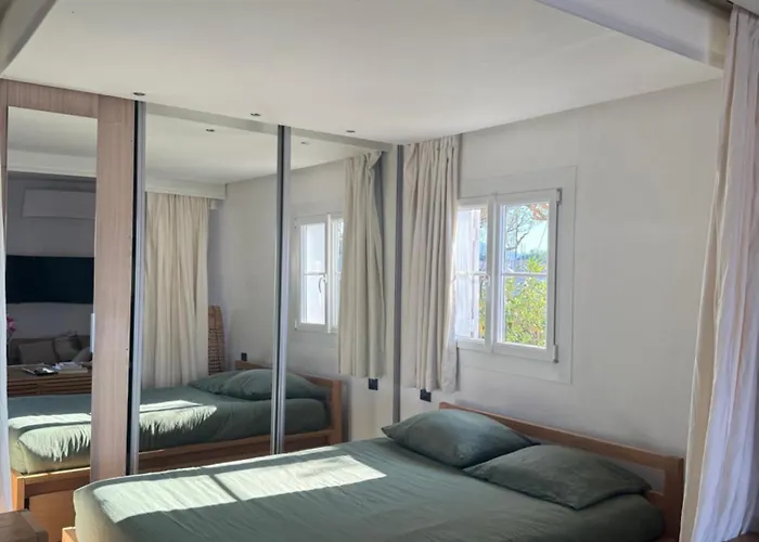 Les Pieds Dans L'eau Grimaud